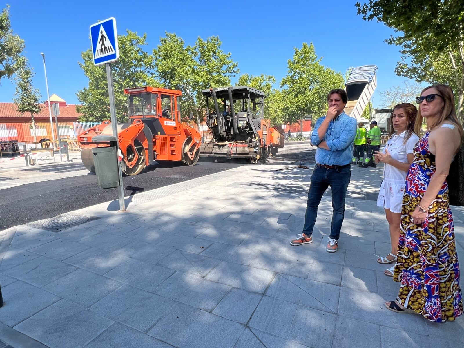 El alcalde de Fuenlabrada y varias concejalas del equipo de gobierno visitaron las obras realizadas en el barrio de Loranca.