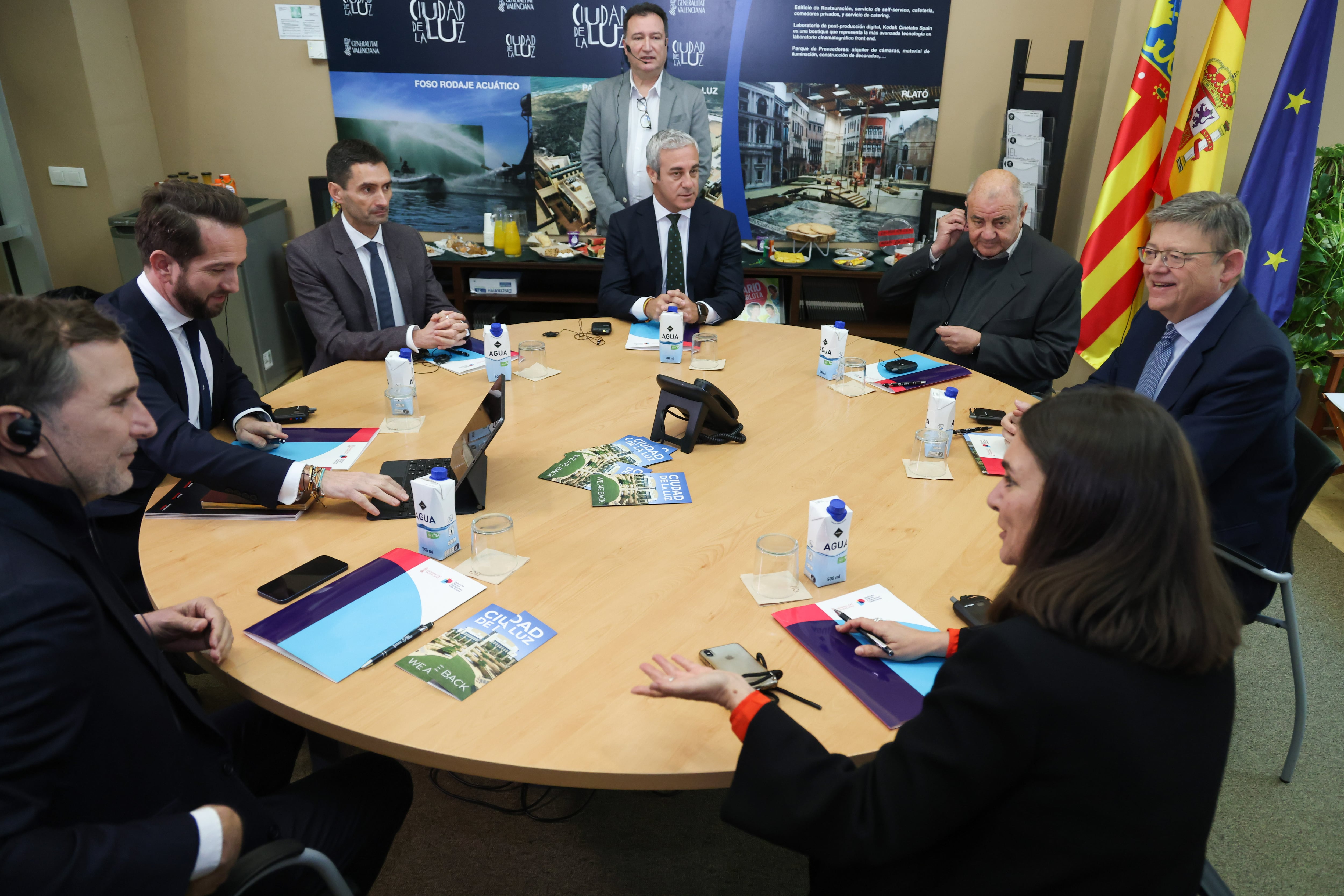 El presidente de la Generalitat Valenciana, Ximo Puig, se reúne con el presidente de  Secuoya Studios, James Costos en Ciudad de la Luz