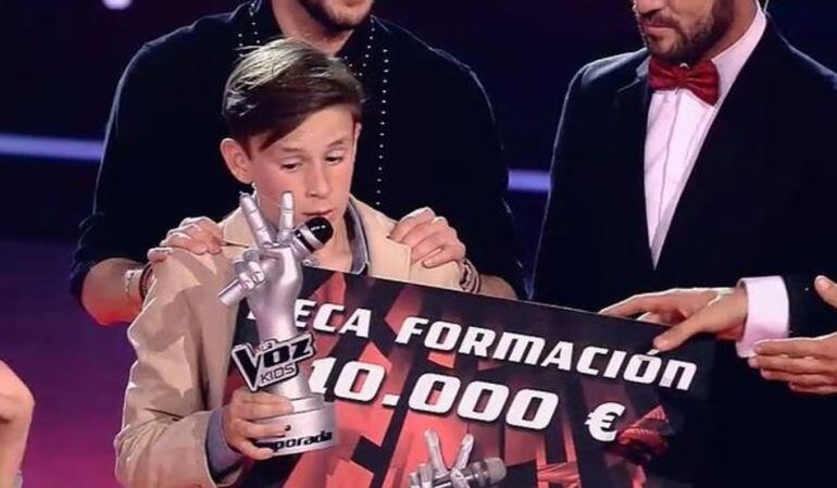 El joven sevillano de Coria del Río José María, en el momento de recoger su trofeo como triunfador de la segunda edición de la Voz Kids