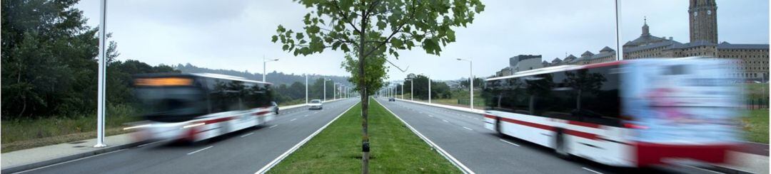 Autobuses circulando por Gijón.