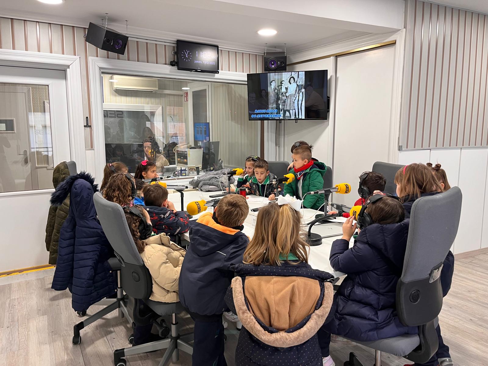 Los escolares del Colegio Marianistas se han acercado a Radio Rioja con motivo de la celebración del Día de la Radio.