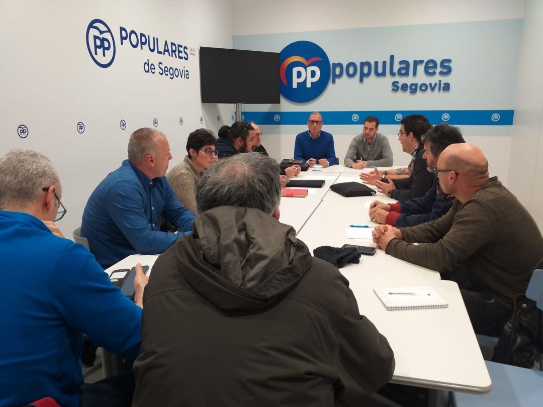 Imagen de la reunión entre el grupo municipal popular y los representantes de los trabajadores de FCC