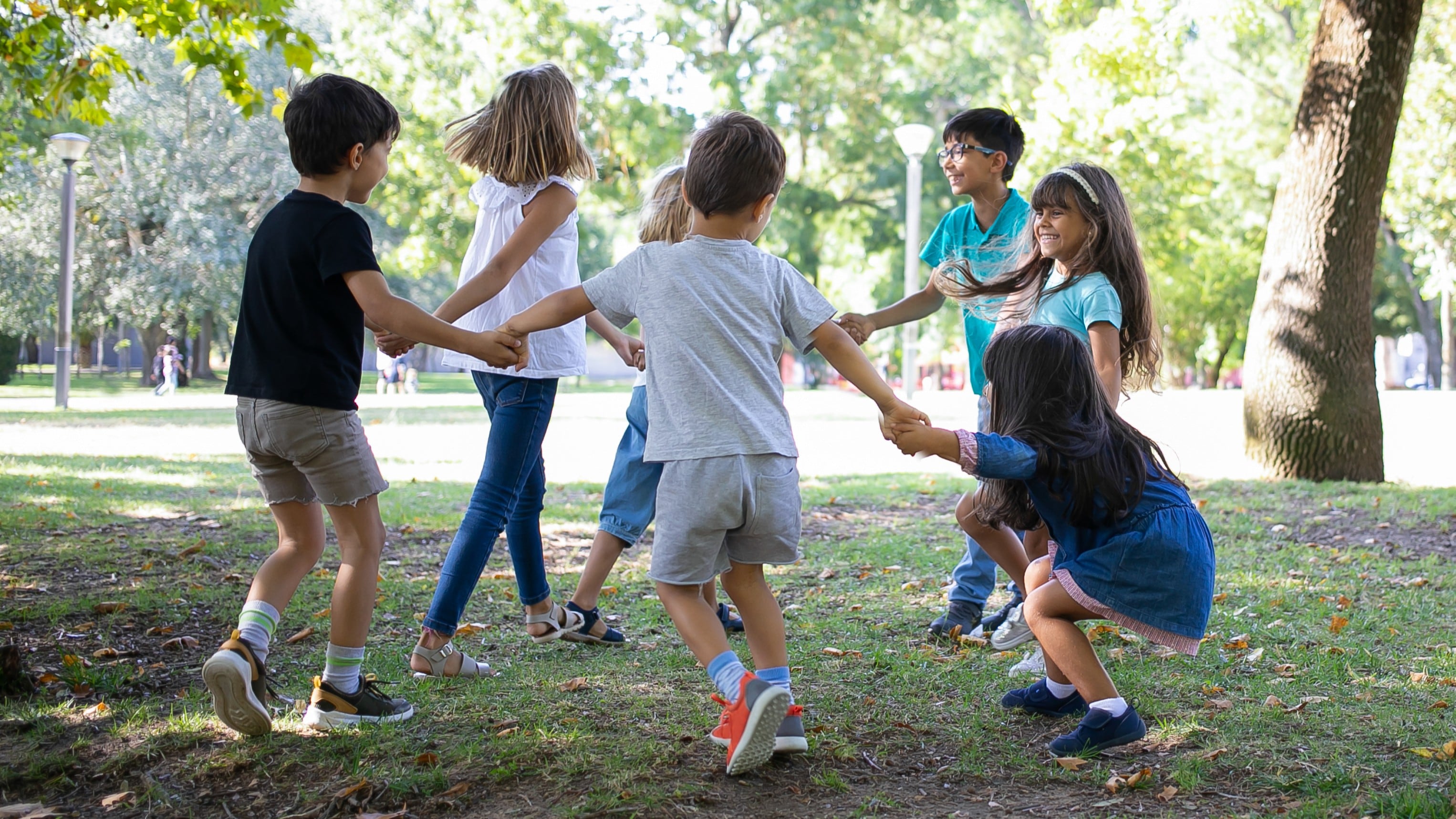 Niños y niñas juegan en un parque