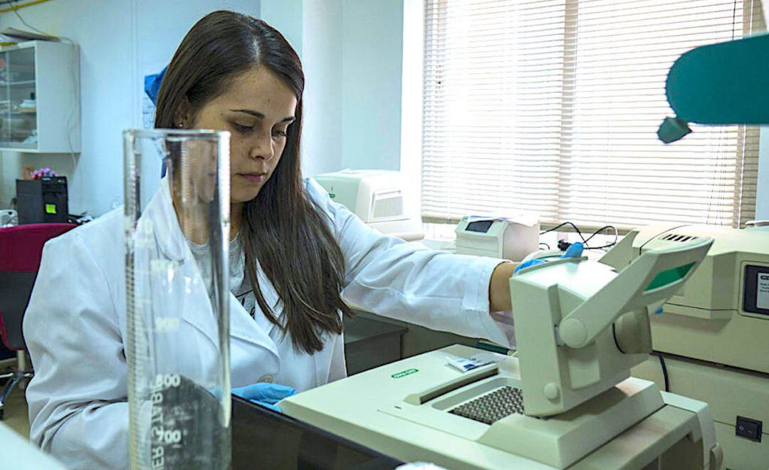 Una investigadora del INiBICA en el laboratorio