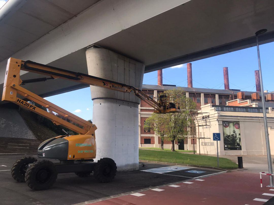 Las obras de ornamentación del entorno han comenzado en la entrada del museo junto al paseo del río Sil