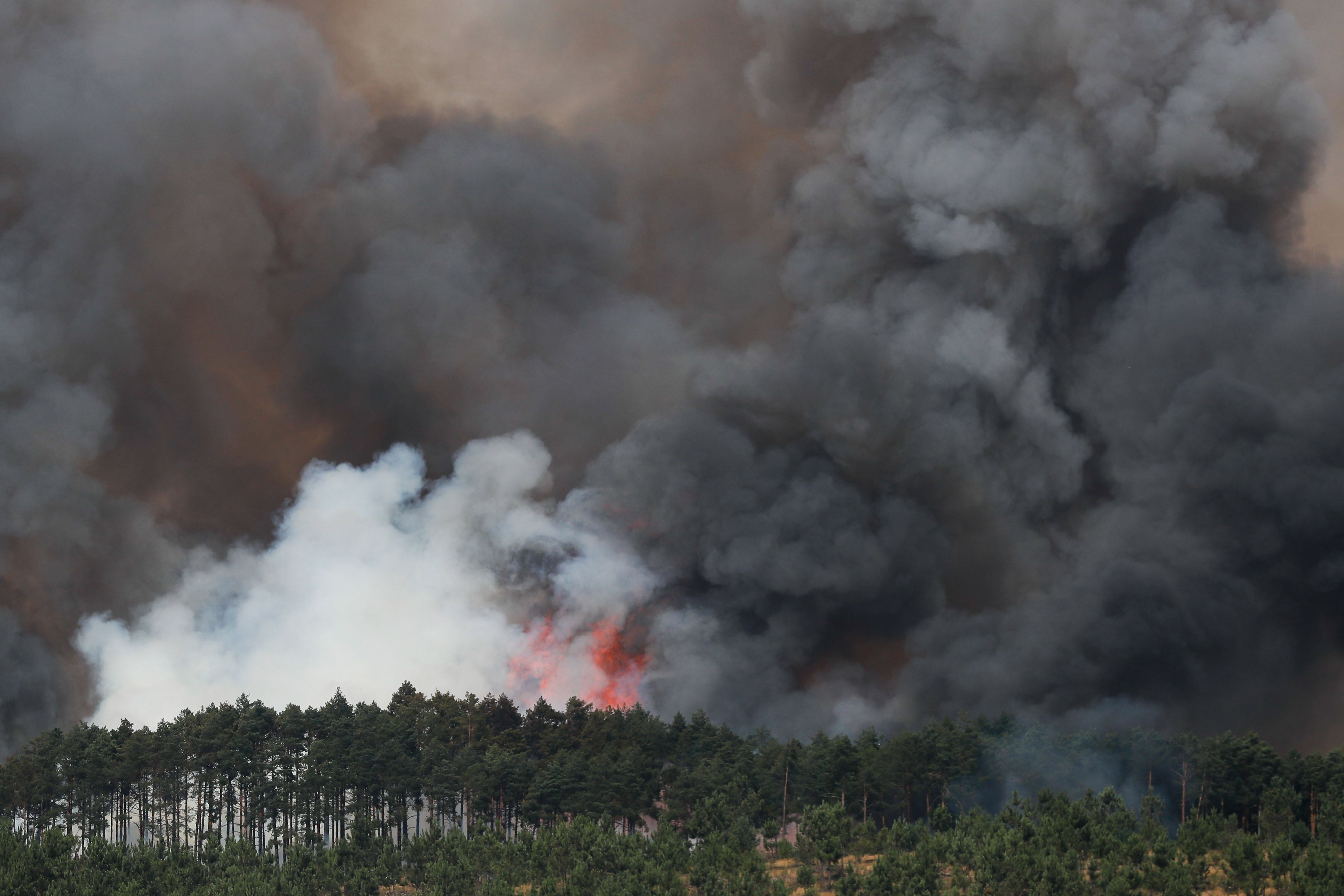 Foco de un incendio en Monte Loureiro, en A Pobra de Brollón, uno de los dos que permanecen activos en el municipio. 