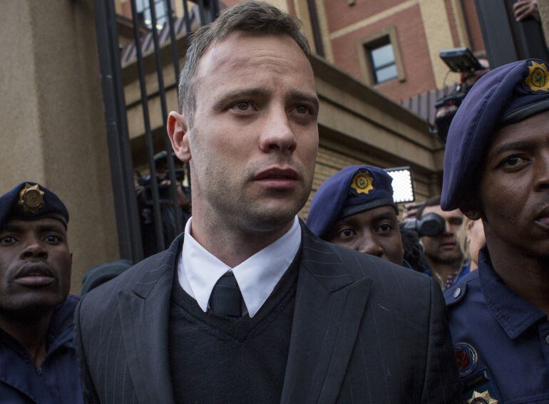 Según el portavoz de Autoridades Penitenciarias, Singabakho Nxumalo, Pistorius aseguró a los carceleros que se lesionó al caer de la cama