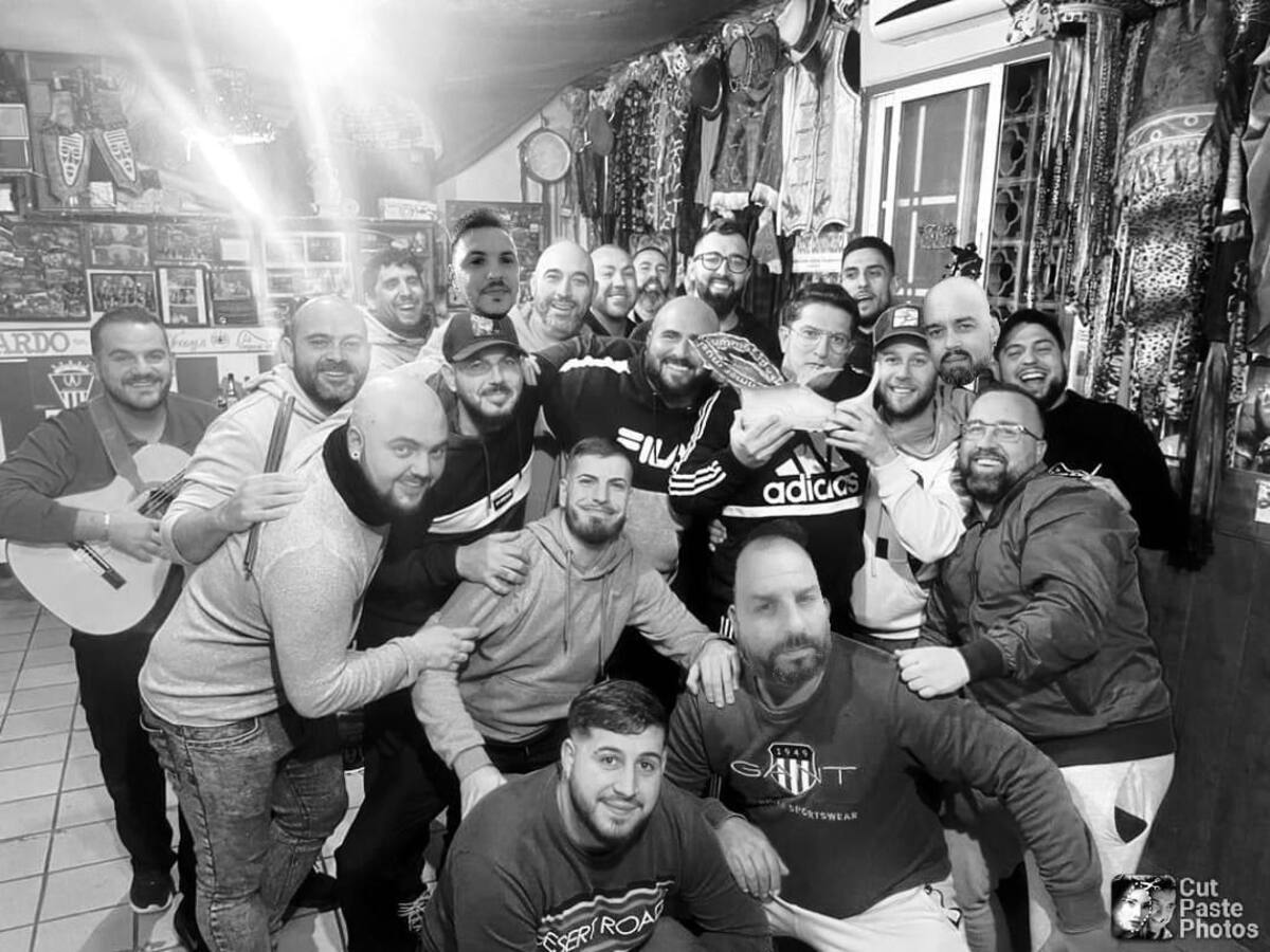 La comparsa de Algeciras "El paraíso de Momo" en el Falla