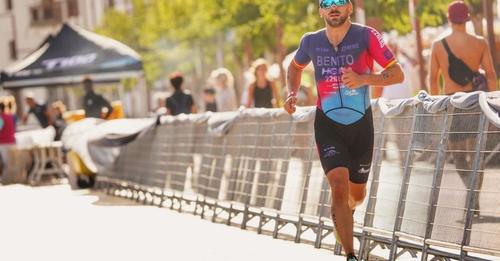 El triatleta tomellosero Antonio Benito en el T100 de Ibiza