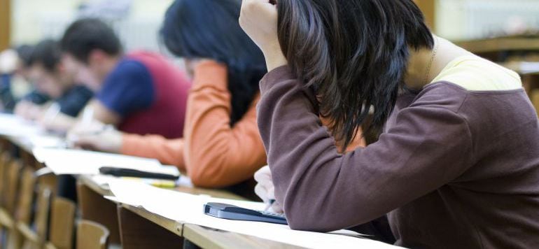 Opositors de l&#039;àmbit docent fent un examen