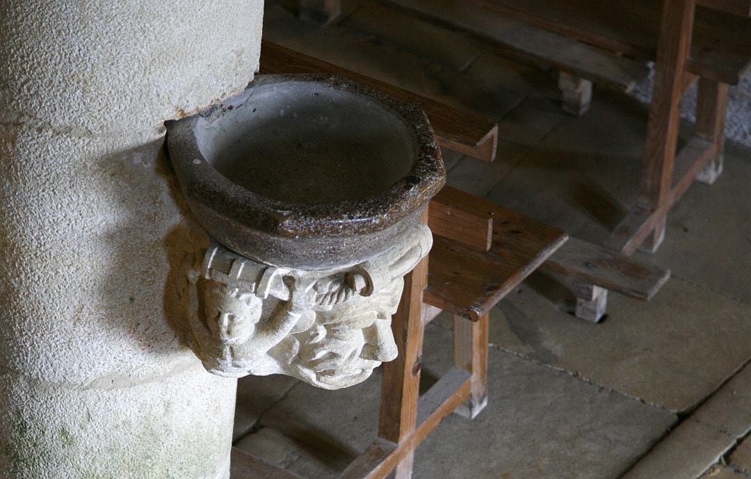 Detalle de la pila de agua bendita