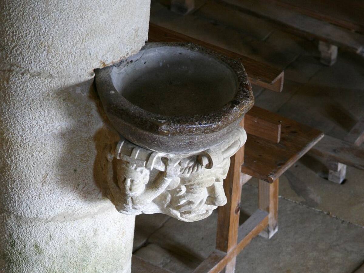 Los obispos proponen retirar el agua bendita y mostrar gestos "reverenciales" para dar la paz