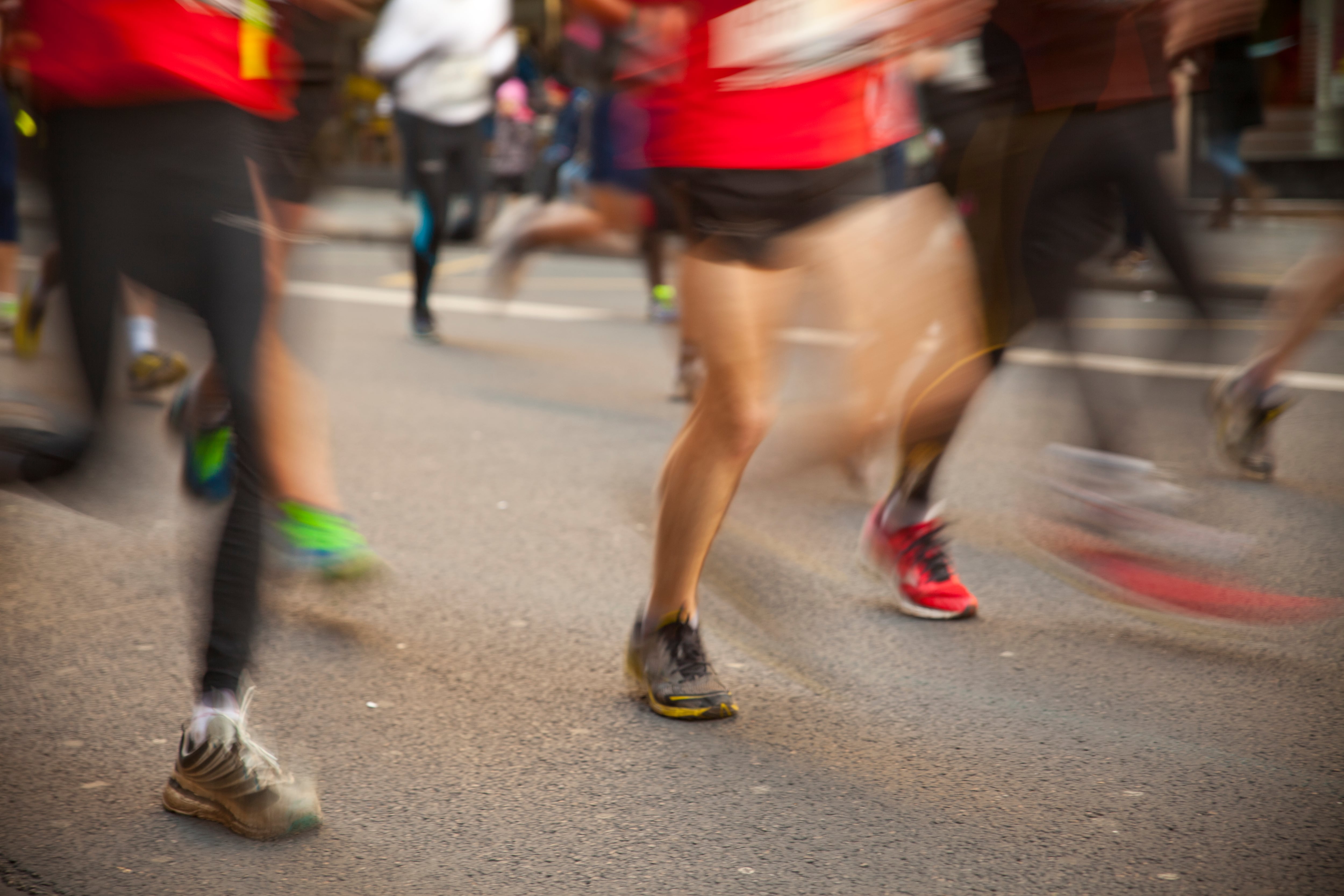 Atletas participando en una carrera de larga distancia