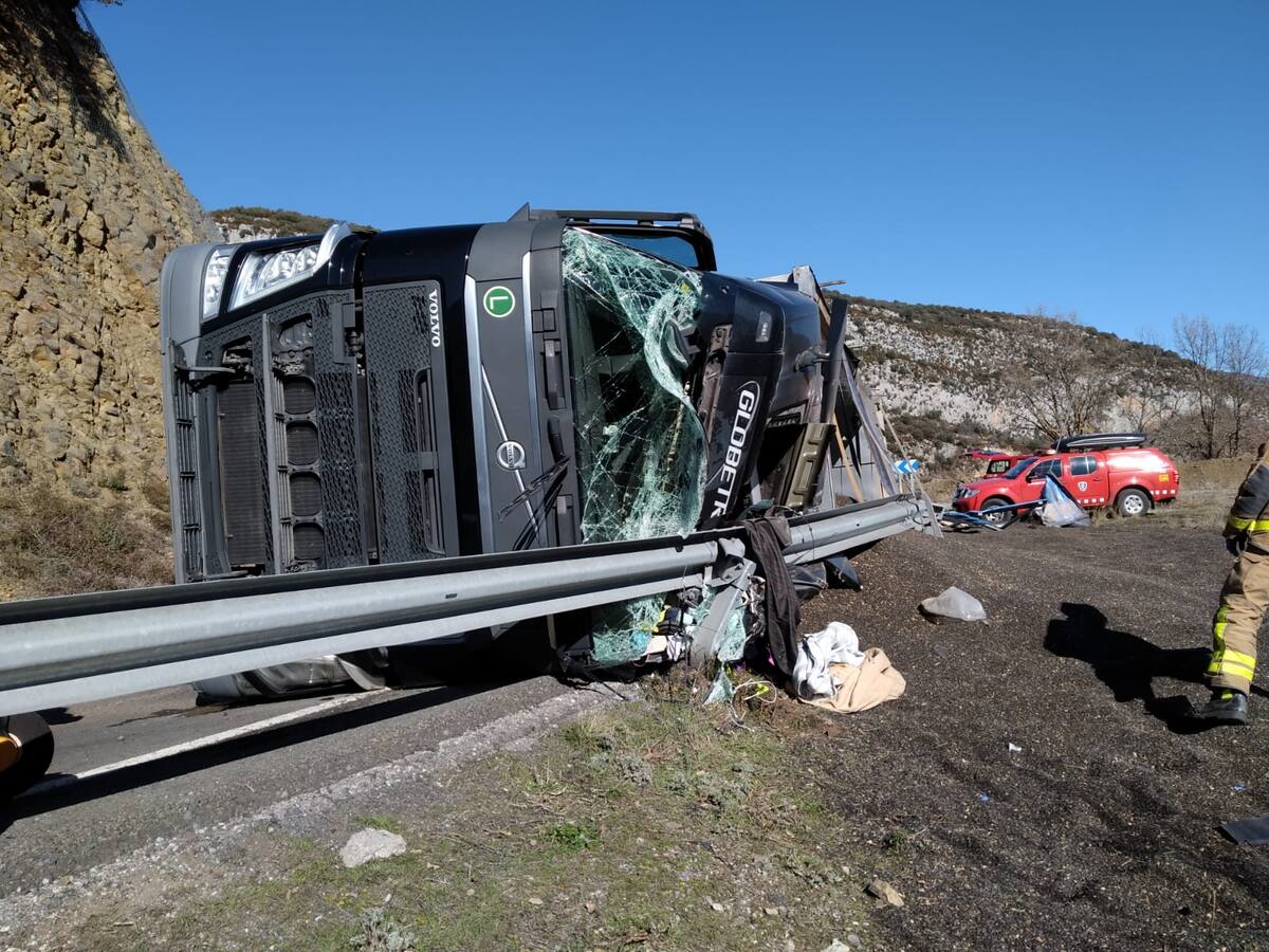 El accidente de un camión vuelve a cortar la N-230 durante 40 minutos