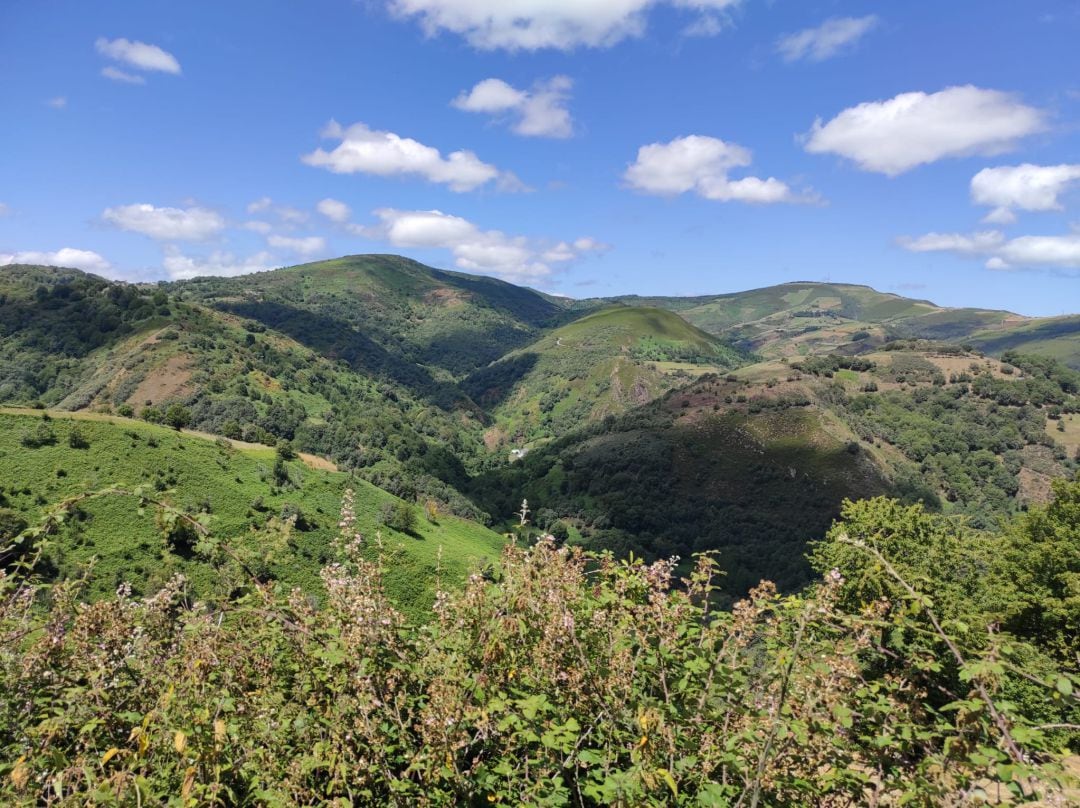 Las crestas montañosas del Bierzo Oeste son una de las ubicaciones que reclaman las eléctricas para la instalación de macroparques eólicos