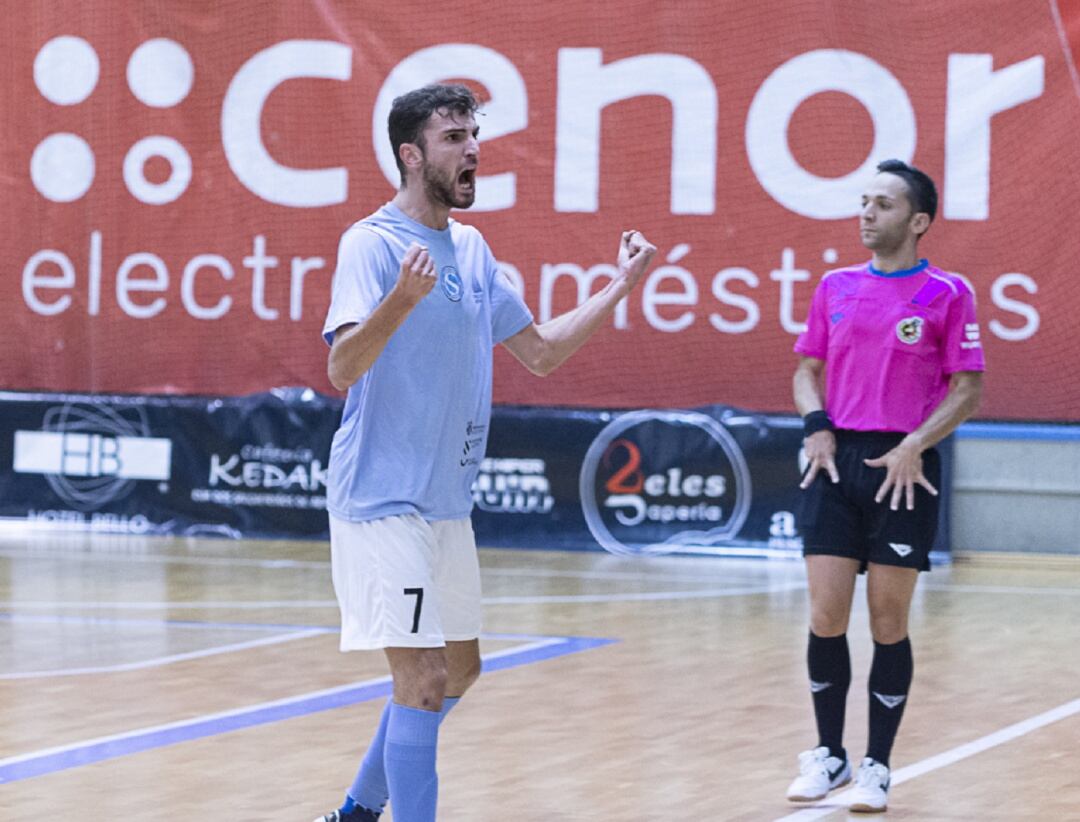 El gaditano Zequi, celebra un gol del Santiago Futsal esta temporada