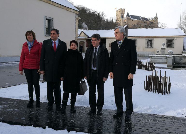 El ministro Álvaro Nadal (2d) junto a la alcaldesa Clara Luquero, los alcaldes de Cuenca y Ávila Ángel Mariscal (2I) José Luis Rivas (d) y la subdelagad del Gobierno en Segovia Pilar Sanz (i)