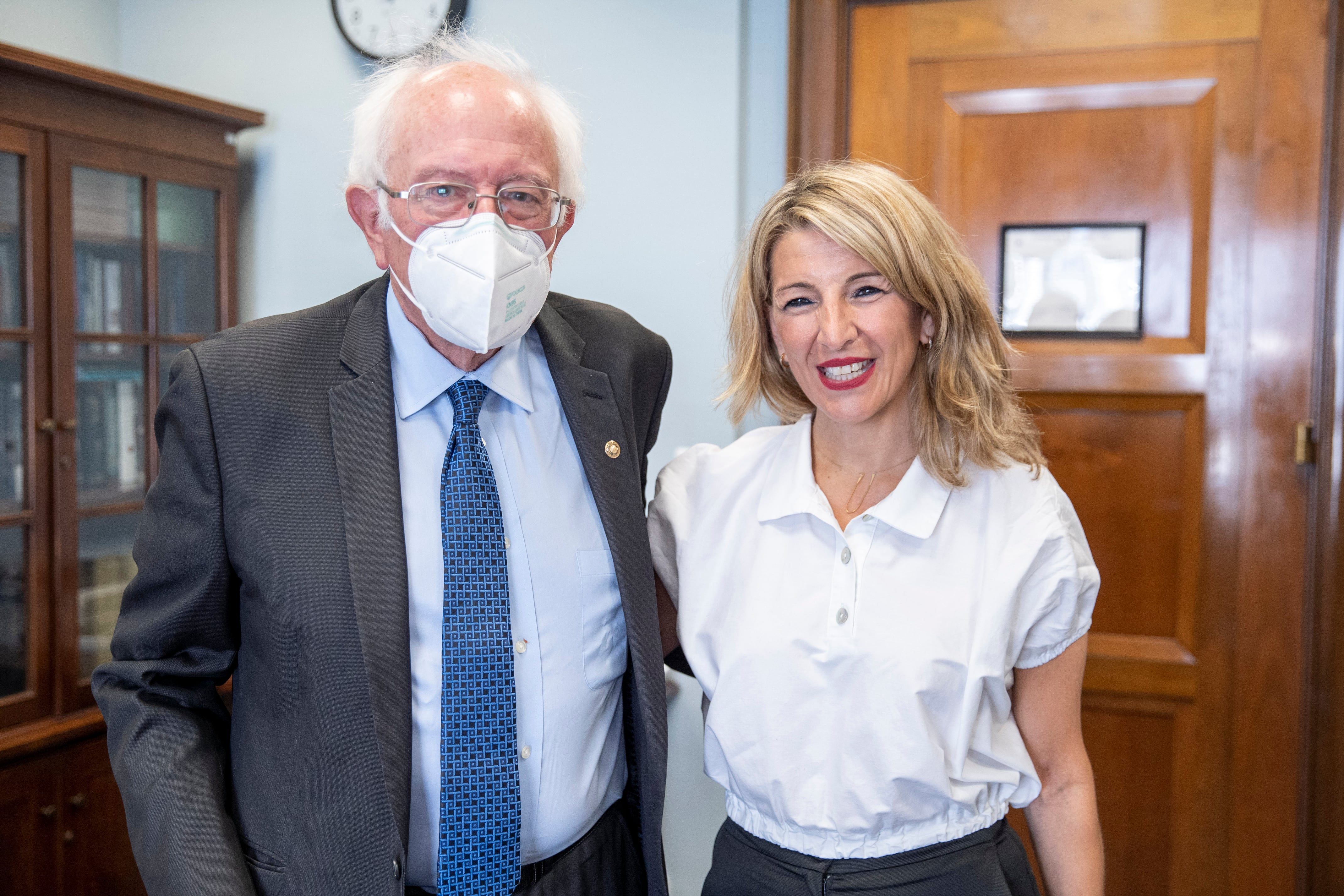 La vicepresidenta segunda y ministra de Trabajo, Yolanda Díaz, se reúne con el senador Bernie Sanders (i) durante su viaje a Estados Unidos, en Washington