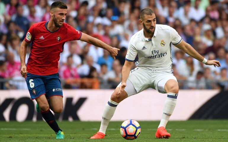 Oier y Benzema, en un partido en el Bernabéu entre Osasuna y Real Madrid.