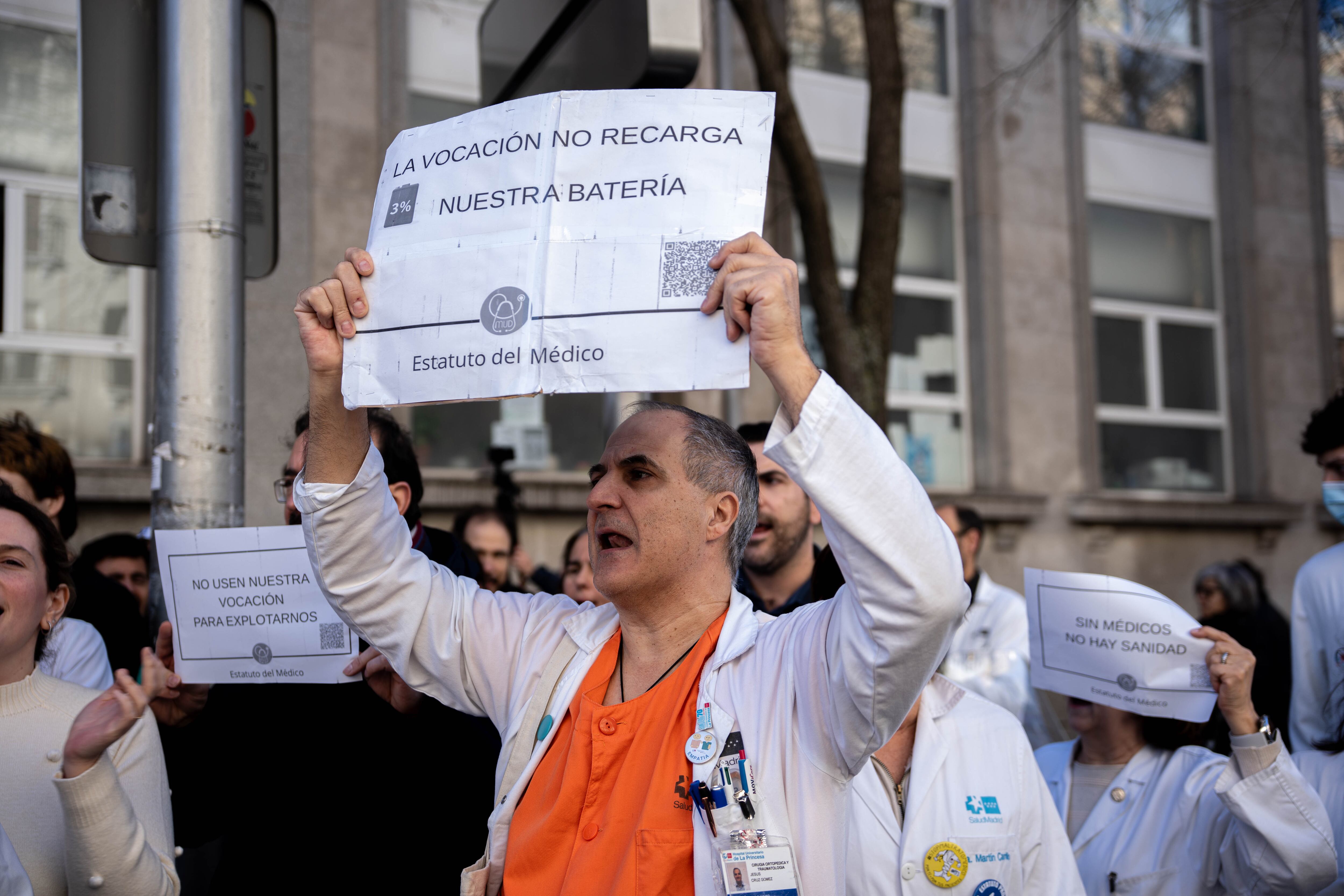 SPAIN - FEBRUARY 17: Doctors demonstrating during a rally in front of the Gregorio Marañon Hospital on the first day of the general strike of the medical sector on 16 February 2026, in Madrid, Spain. Doctors and medical professionals from all over Spain have been called to an indefinite strike, starting yesterday 16 February, to show their rejection of the Framework Statute promoted by the Ministry of Health, which has the approval of several trade unions for its approval, and to demand their own text for the group, which recognises their particularities and job responsibilities. (Photo By Gabriel Luengas/Europa Press via Getty Images)