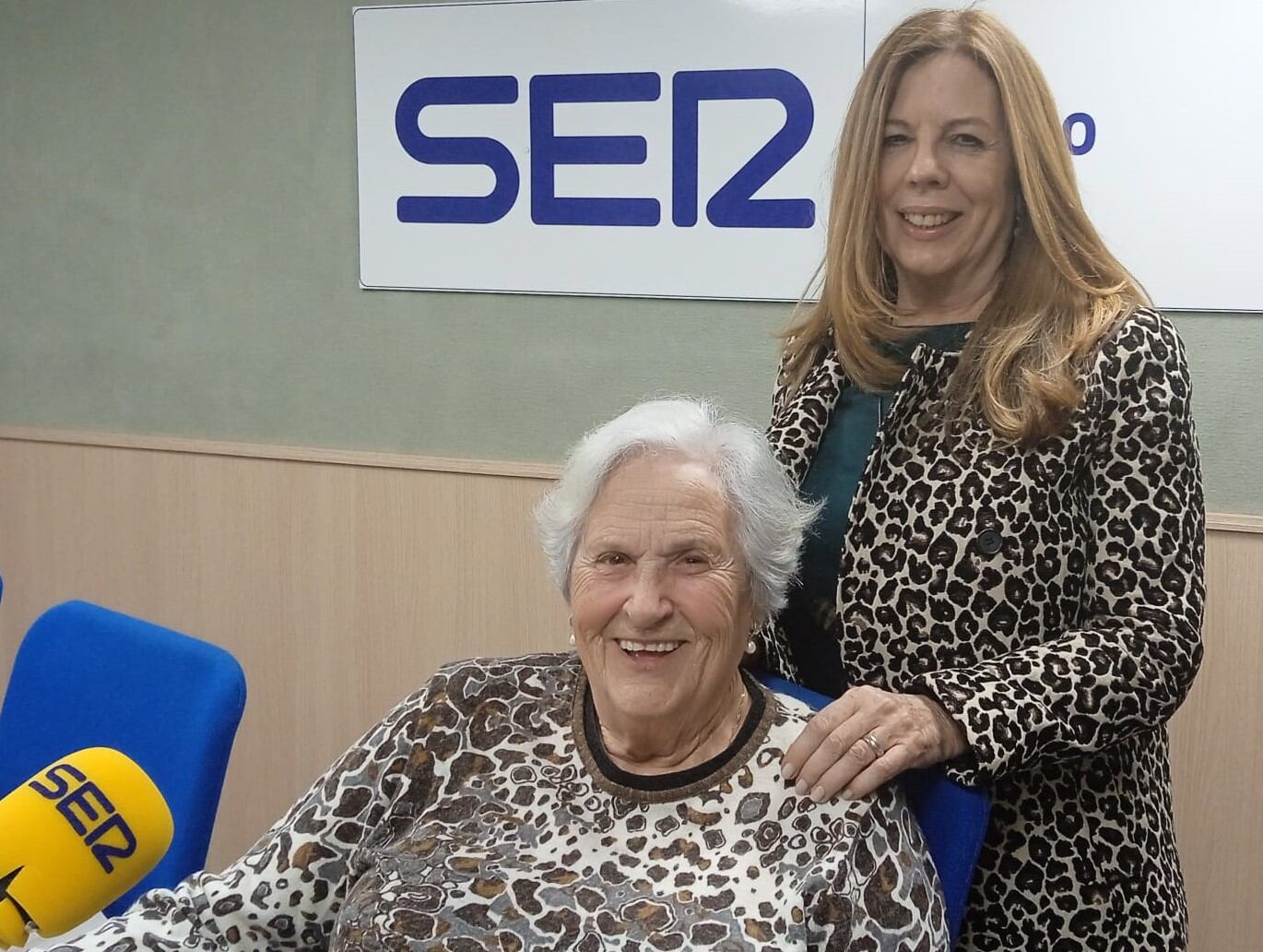 Concha Maestre y Carmen Alba en el estudio de Radio Elda SER
