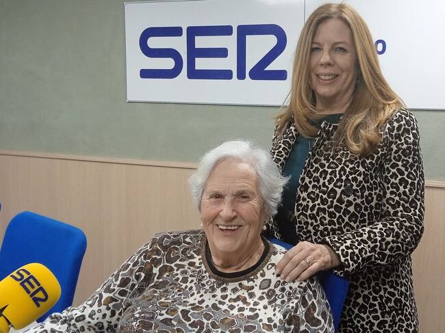 Concha Maestre y Carmen Alba en el estudio de Radio Elda SER