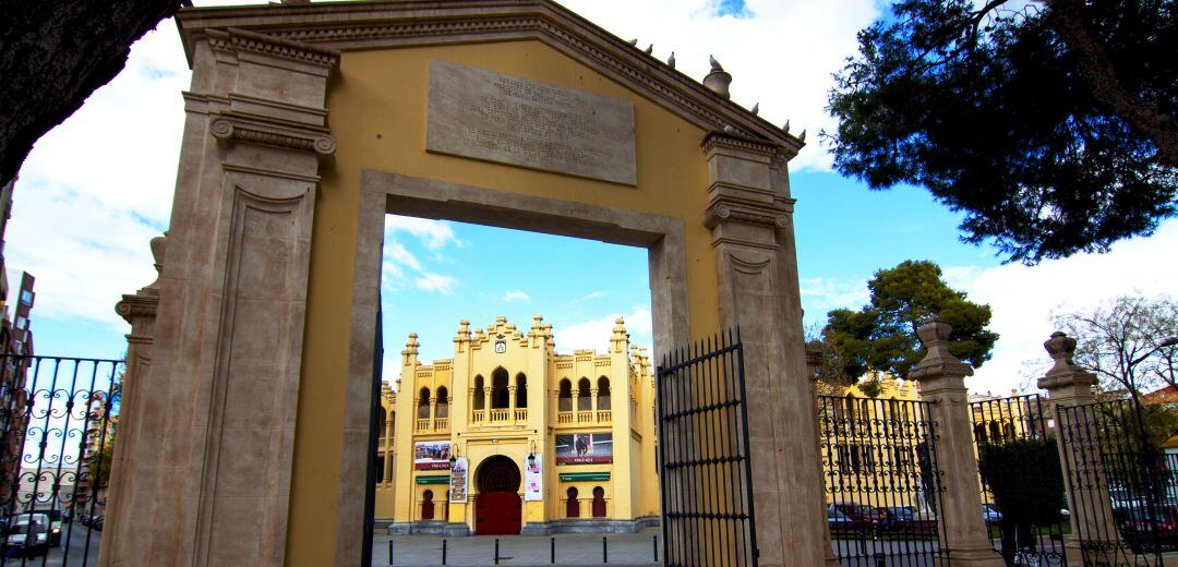 La plaza de toros, vista desde la antigua 'Puerta de hierro'