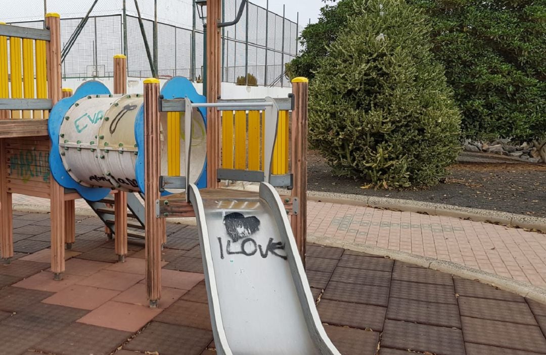 Uno de los juguetes de un parque infantil de Costa Teguise.