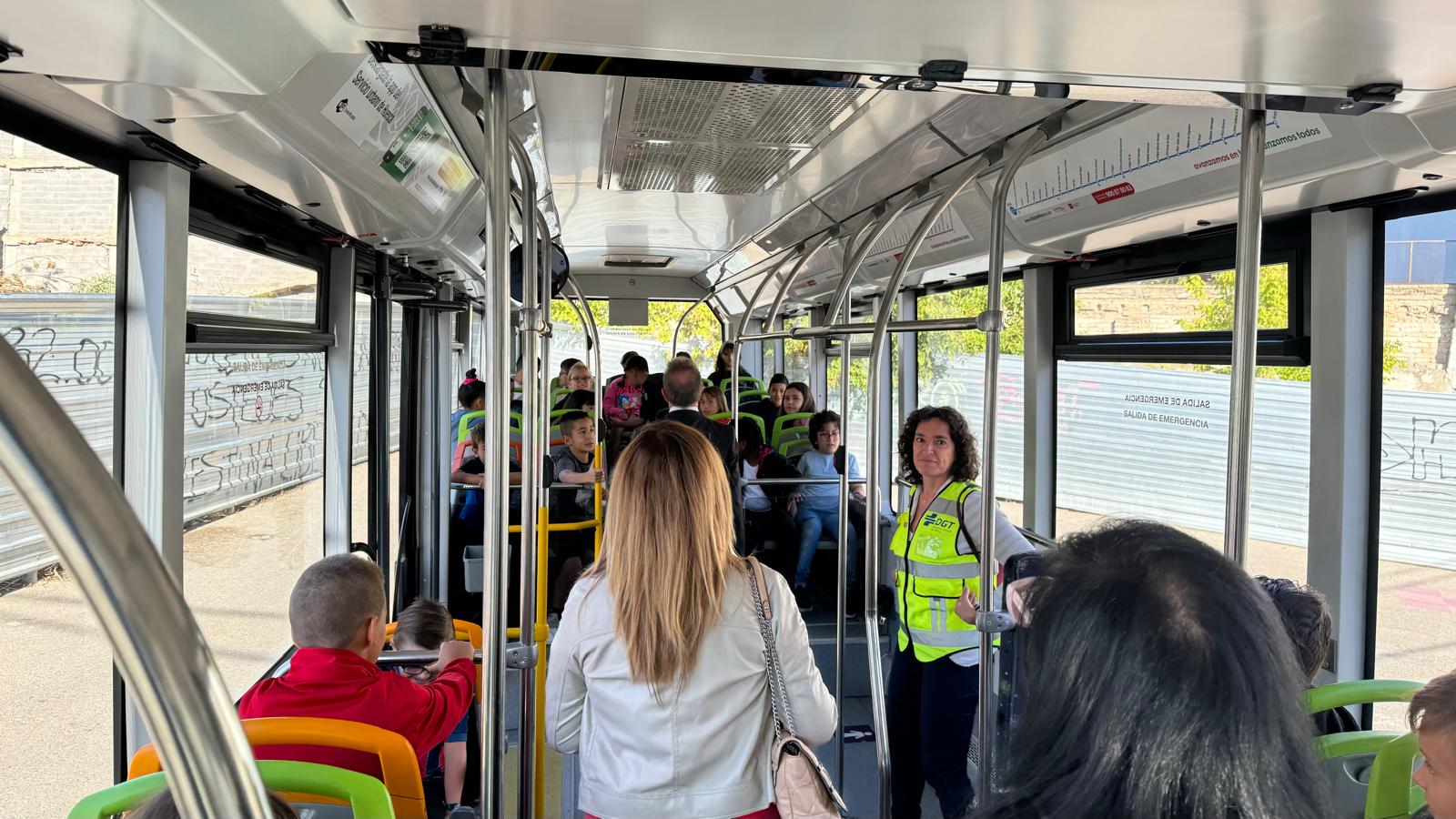 Alumnos del colegio Sancho Ramírez, dentro del autobús urbano