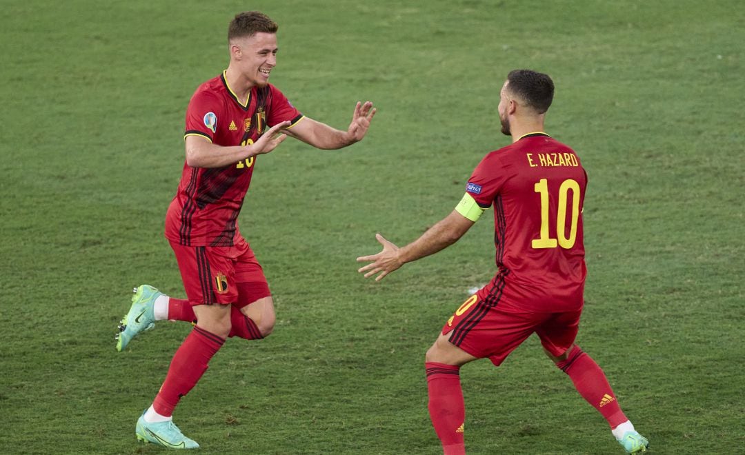 Thorgan y Eden Hazard celebran el gol de Bélgica