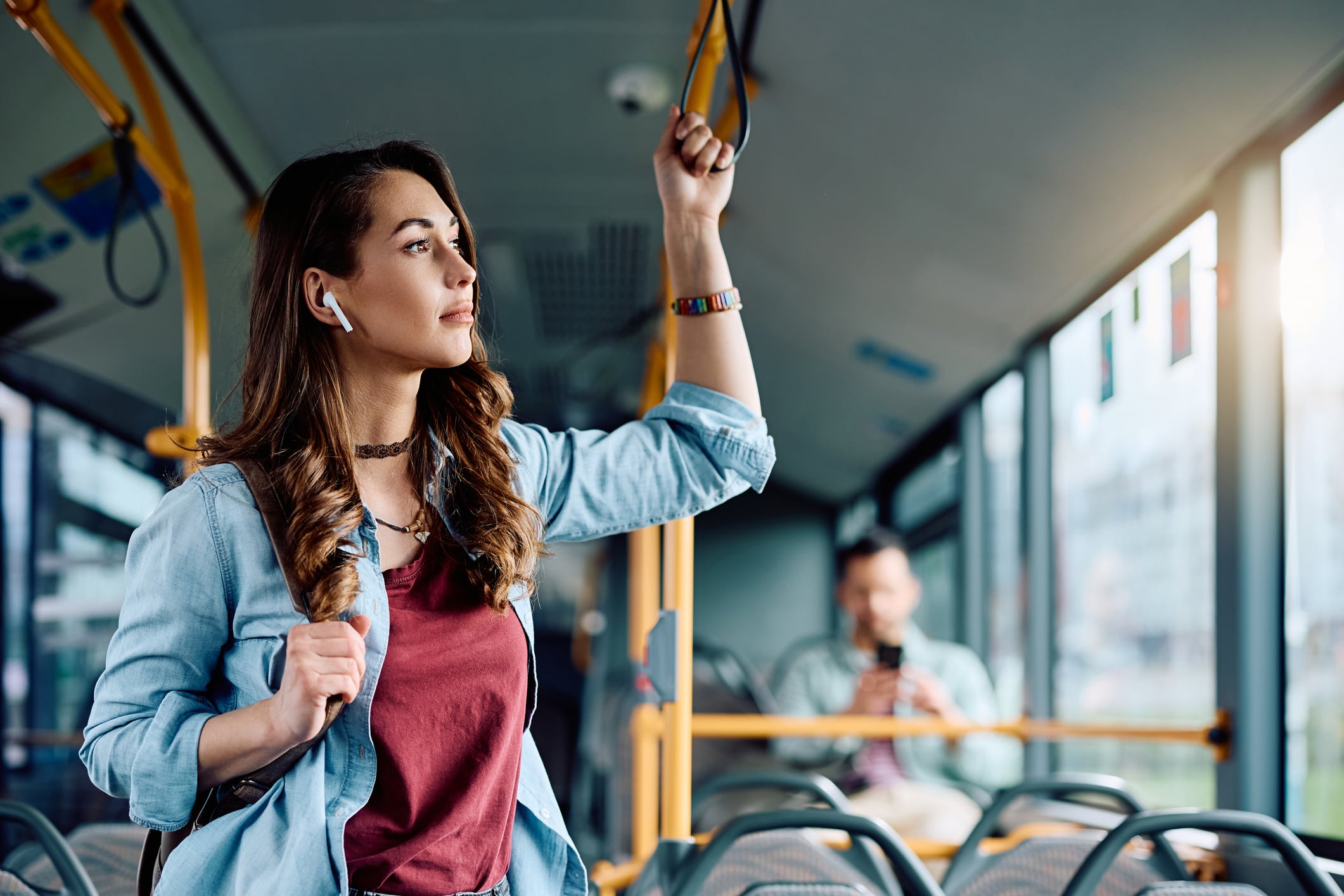 Una chica en un autobús urbano