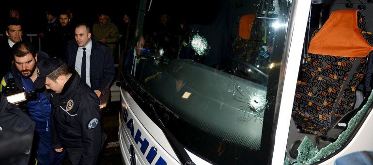 El autobús del Fenerbahce recibió varios disparos cuando se dirigía al aeropuerto de Trebisonda tras un partido.