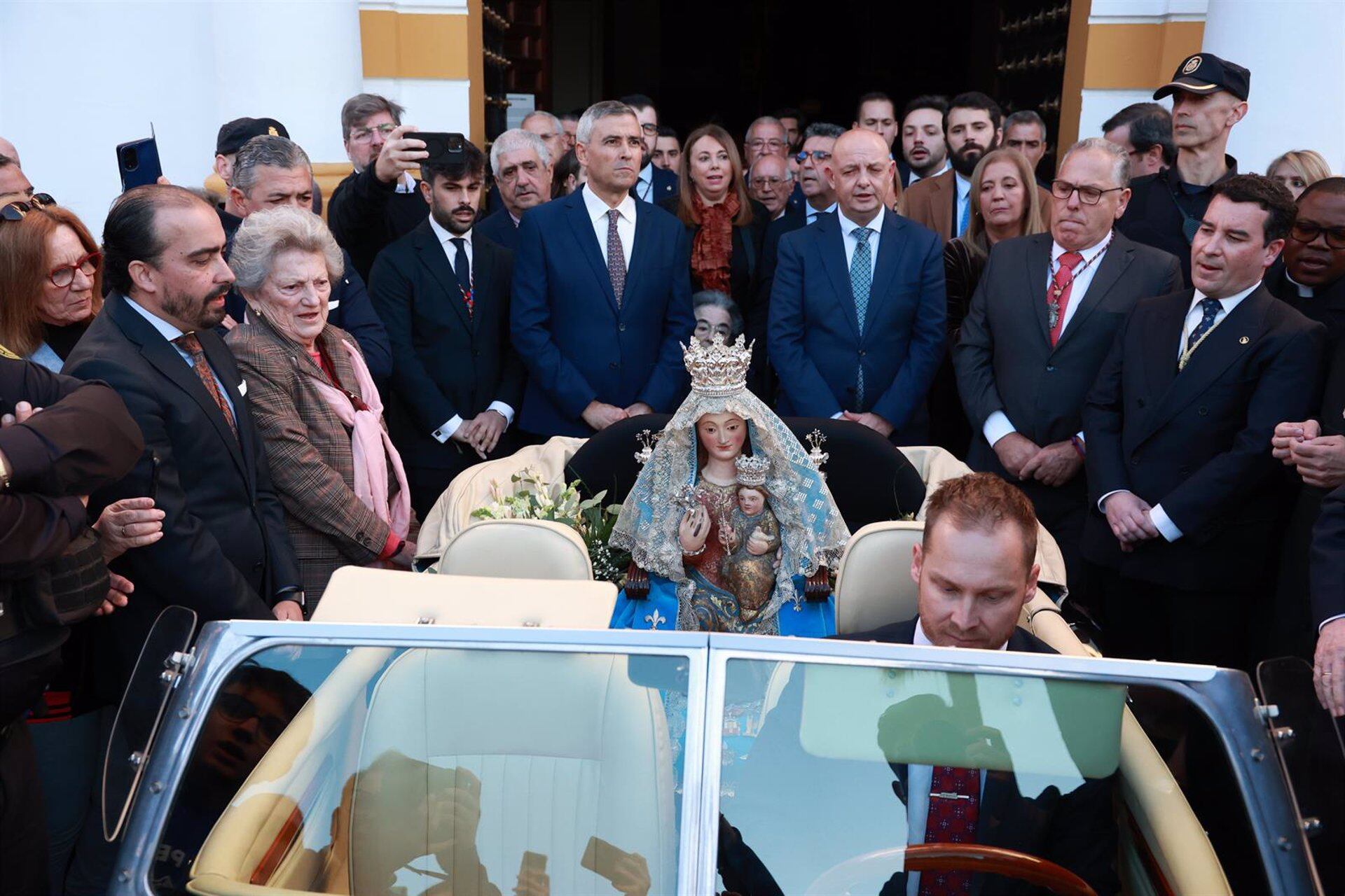 24/11/2023 Sevilla.-La Virgen de Valme llega a Sevilla en vehículo descapotable para participar en la procesión de San Fernando.

La Virgen de Valme ha llegado este viernes a Sevilla para la celebración de una misa en la Capilla Real de la Catedral, que presidirá Adrián Ríos, delegado de pastoral y personal del Cabildo, y lo ha hecho en un vehículo descapotable de color negro. La sagrada imagen, que estrena un manto de color turquesa, ha salido de la parroquia de la Magdalena entre un público numeroso que no ha querido perderse este histórico acontecimiento. El alcalde de la localidad, Francisco Rodríguez, también ha asistido a este singular traslado.

POLITICA ANDALUCÍA ESPAÑA EUROPA SEVILLA
ROCÍO RUZ-EUROPA PRESS
