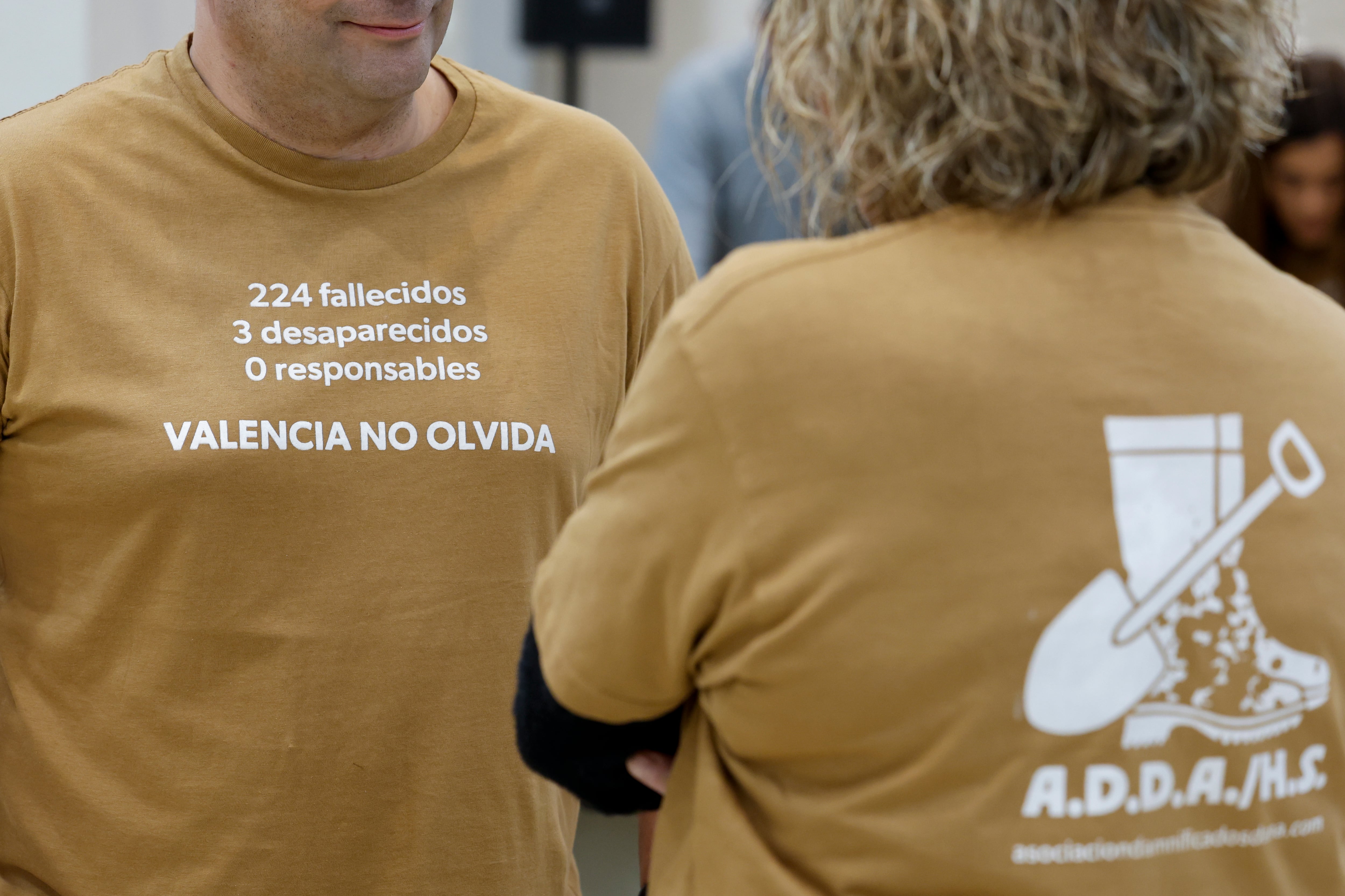GRAFCVA5087. VALENCIA, 29/01/2025.- Dos personas vestidas con camisetas de la Asociación de Damnificados Horta Sud Valencia conversan momentos antes de la rueda de prensa ofrecida por la asociación para informar de las acciones judiciales que va a emprender en defensa de los derechos de los afectados por la dana del pasado 29 de octubre. EFE/Ana Escobar