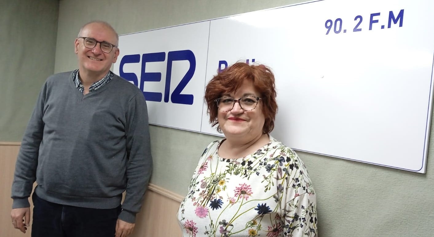 Emilio Maestre y Sacra Leal, en el estudio de Radio Elda SER.