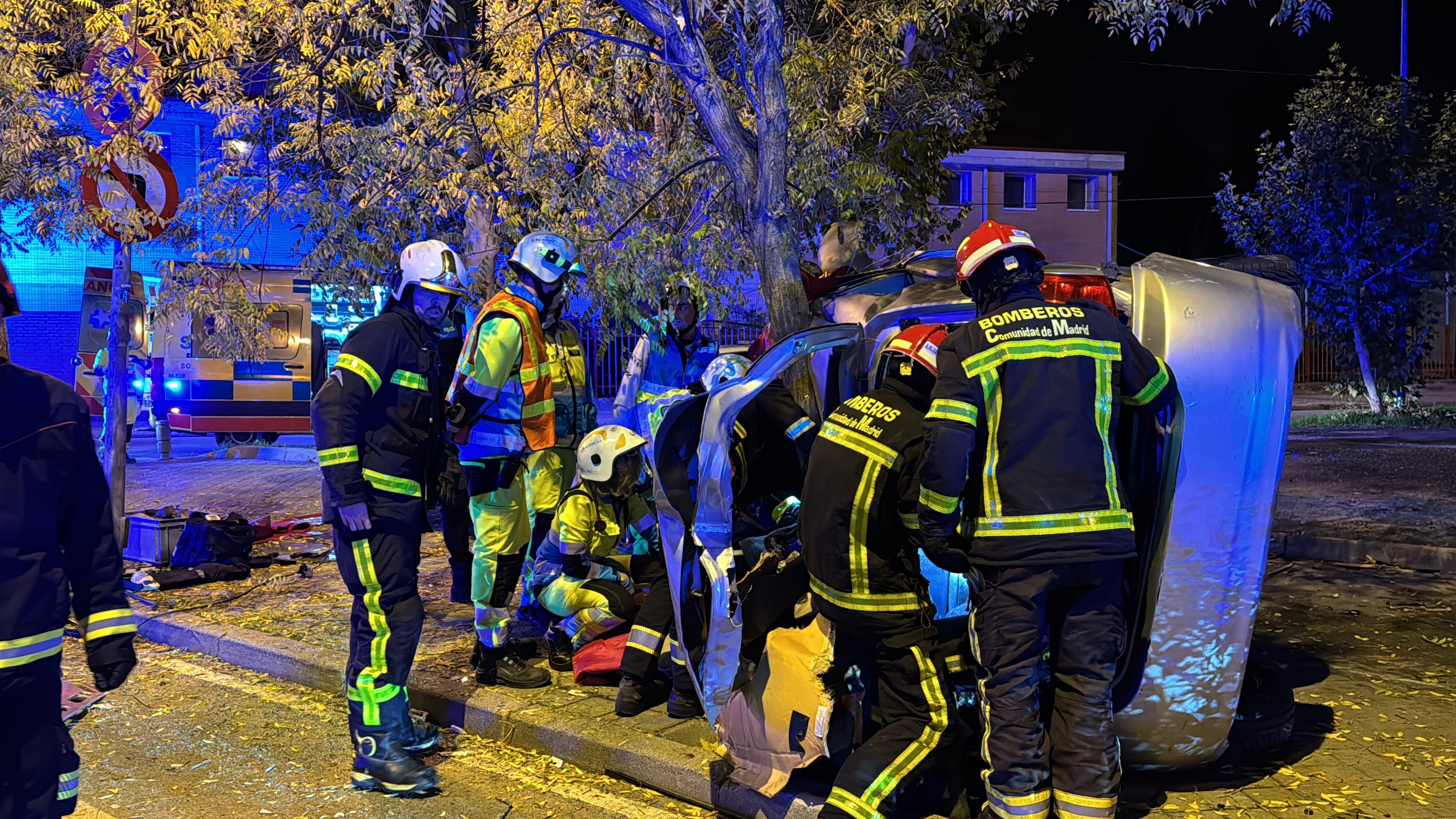 Bomberos y sanitarios trabajando en la zona del accidente