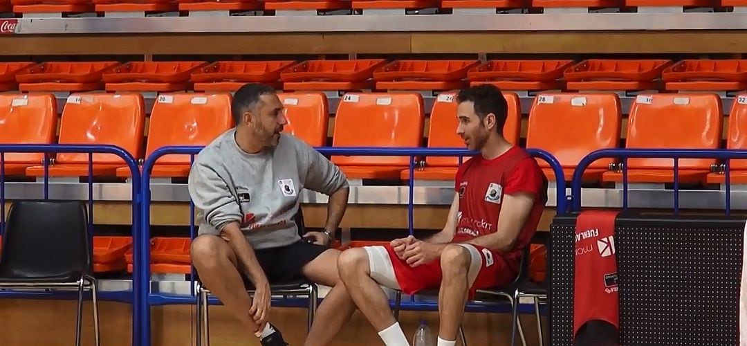 Alex Urtasun (d) charlando con el entrenador &#039;Jota&#039; Cuspinera en su primer entrenamiento en el &#039;Fernando Martín&#039; de este miércoles.