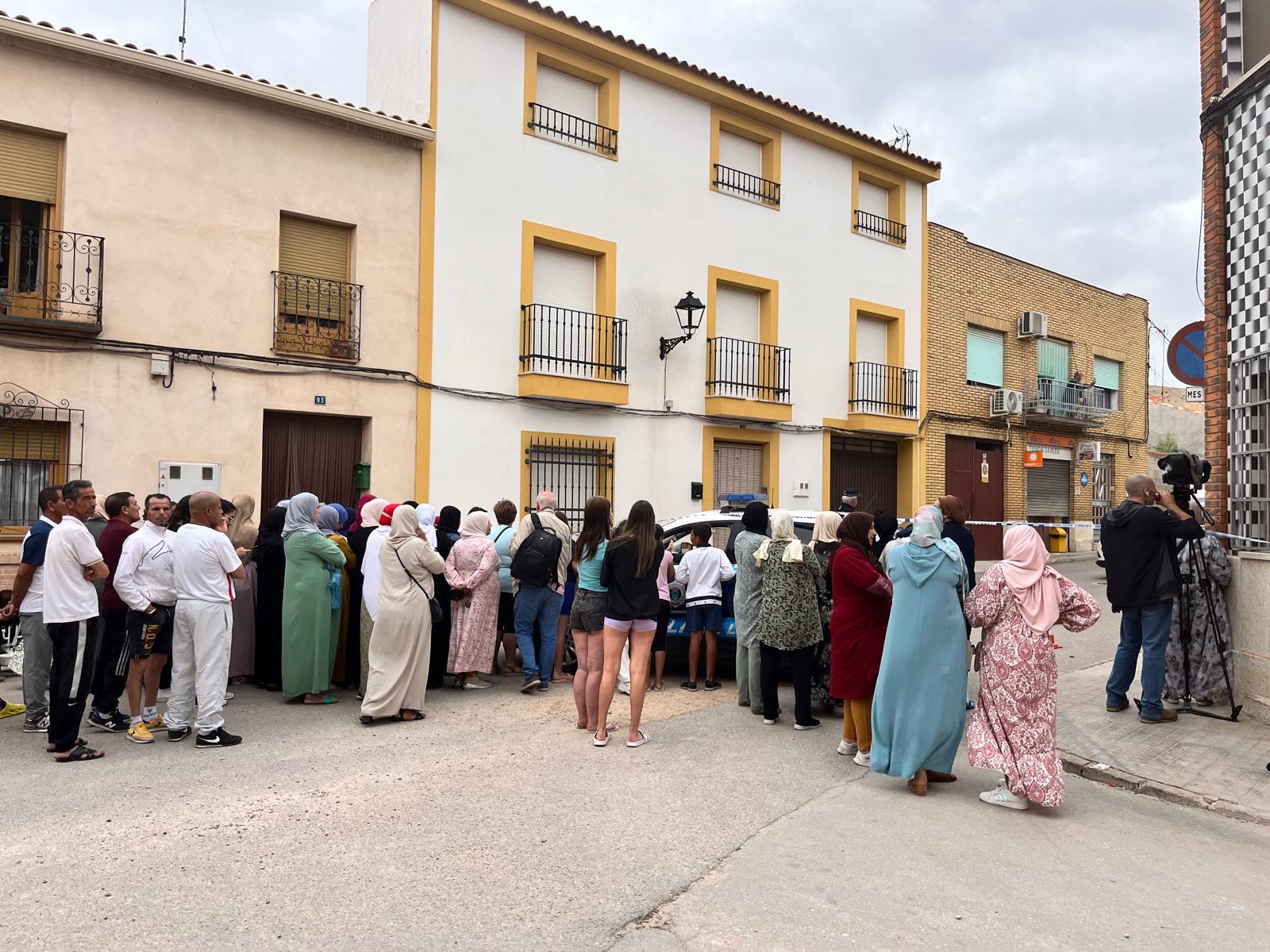 Vecinos de Las Pedroñeras en la calle donde se encuentra el domicilio en el que se han encontrado a las víctimas