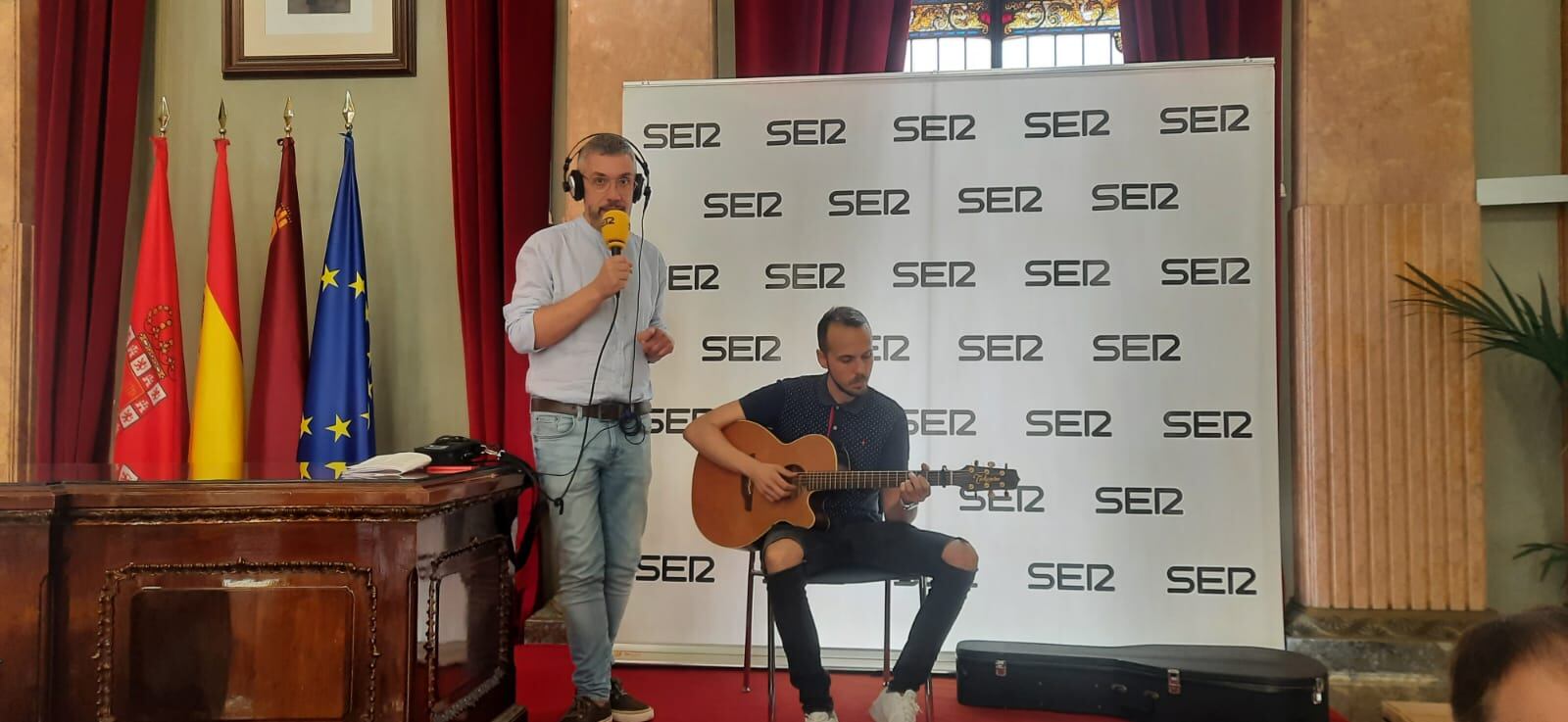 José Blaya ha sido el artista que le ha puesto música en directo a la edición especial de Hoy por hoy Murcia