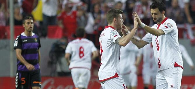 Ambos defensas del Sevilla charlan durante el partido