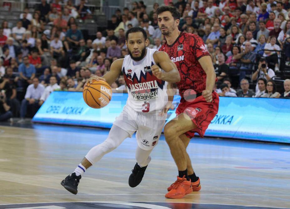 Nowell trata de avanzar ante un defensor de Granada.