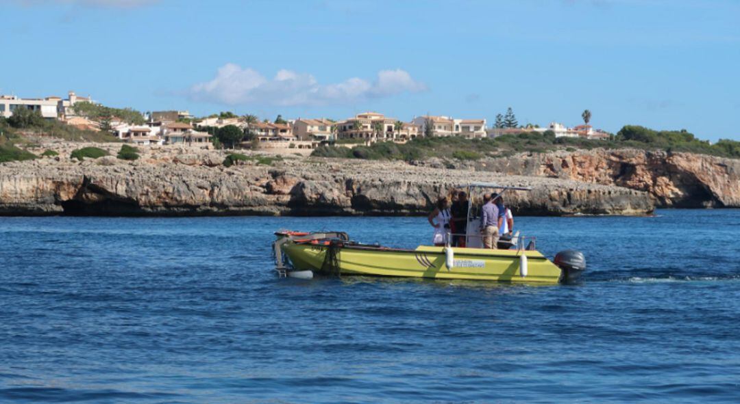 Barca del servicio de limpieza del litoral