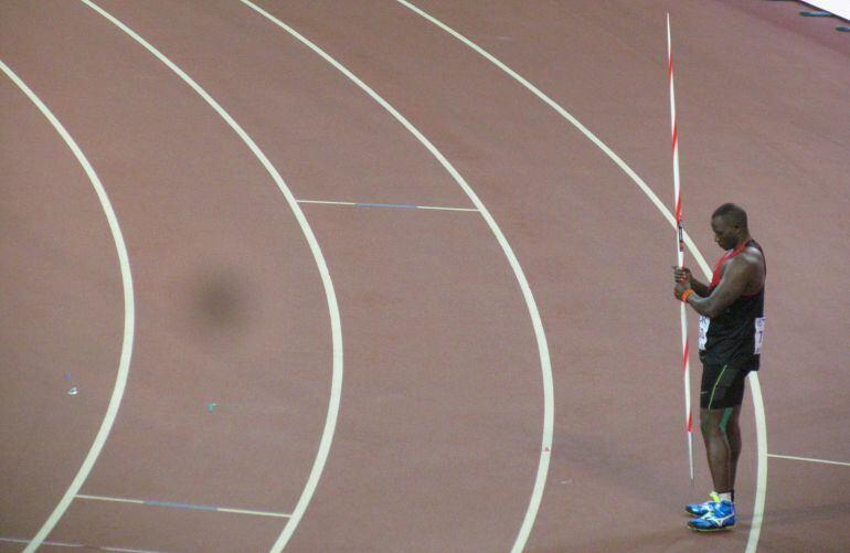 Julius Yego preparándose para lanzar en el mundial de Pekín