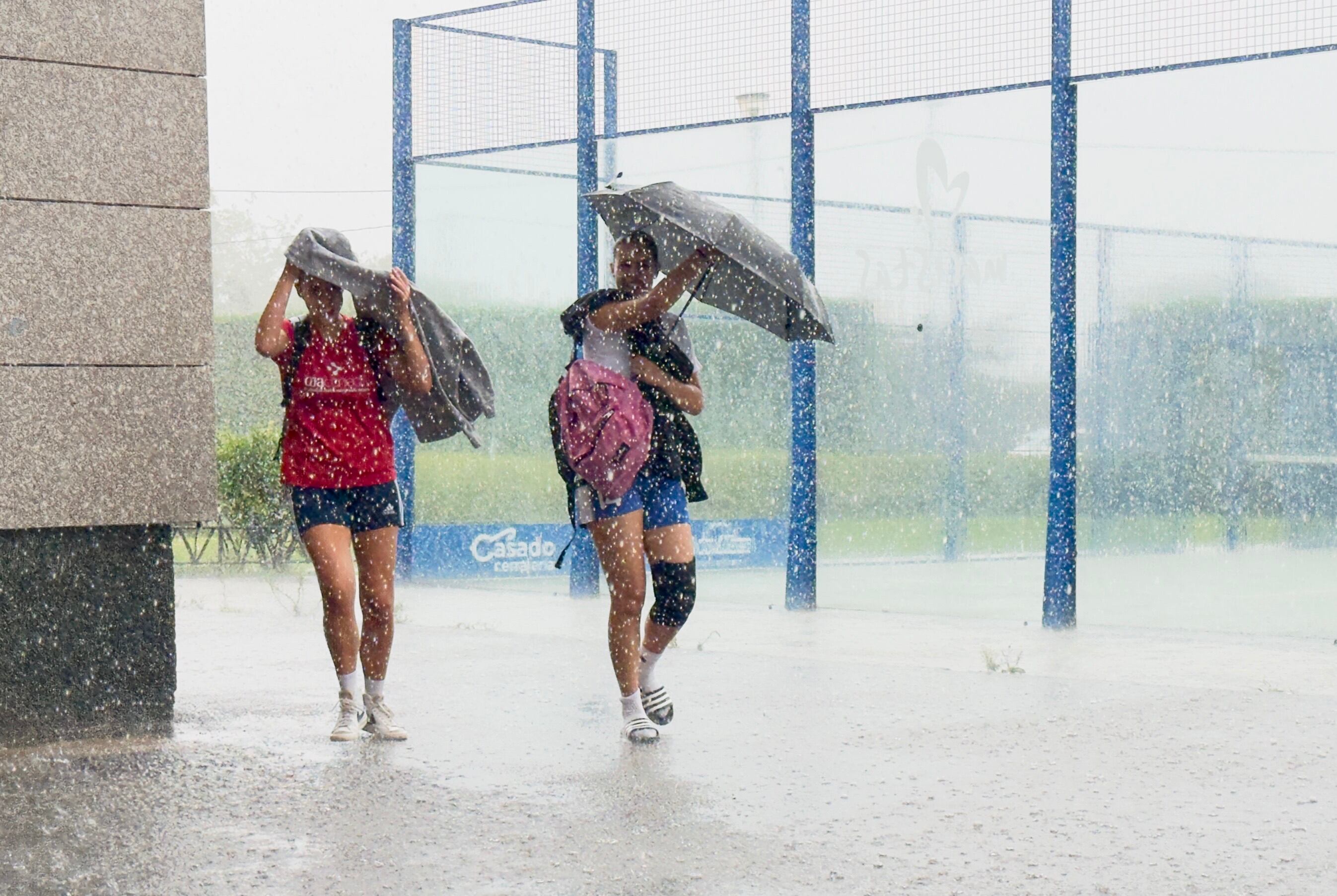 LOGROÑO 02/09/2024.- Unas jóvenes corren para protegerse de la tormenta este lunes en Logroño. La Agencia Estatal de Meteorología (Aemet) anuncia para este lunes la llegada de un frente atlántico que dejará en La Rioja intervalos nubosos, con nubosidad de evolución por la tarde, con chubascos con tormenta, localmente fuertes en la Ibérica. EFE/ Raquel Manzanares
