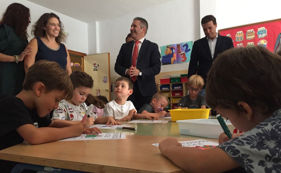 El delegado de Educación, Antonio Sutil (centro), ha asistido a la primera clase de los peques.