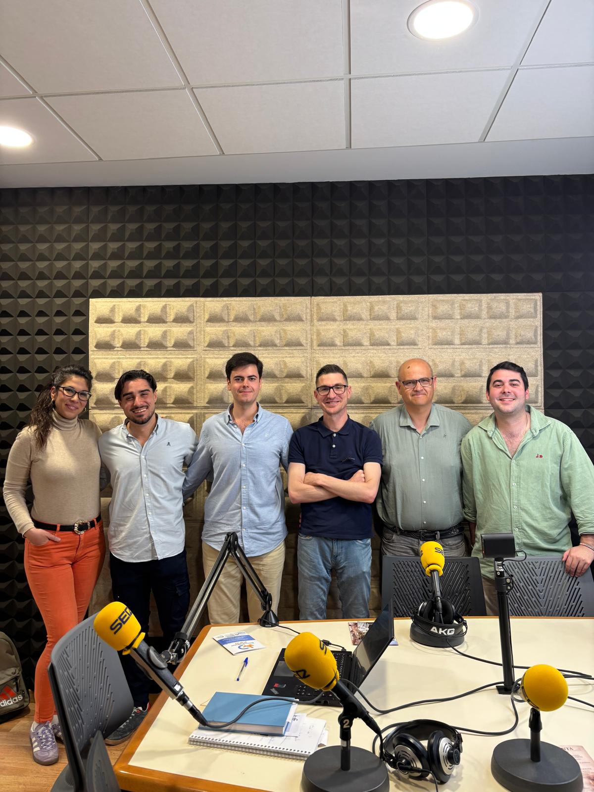 Nuestros colaboradores habituales y Manolo Moreno, presidente del Consejo de Hermandades de Morón visitan los estudios de Radio Morón.