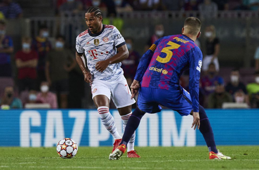 Piqué defiende un ataque de Gnabry durante el primer partido de Champions donde Barça y Bayern se enfrentaron