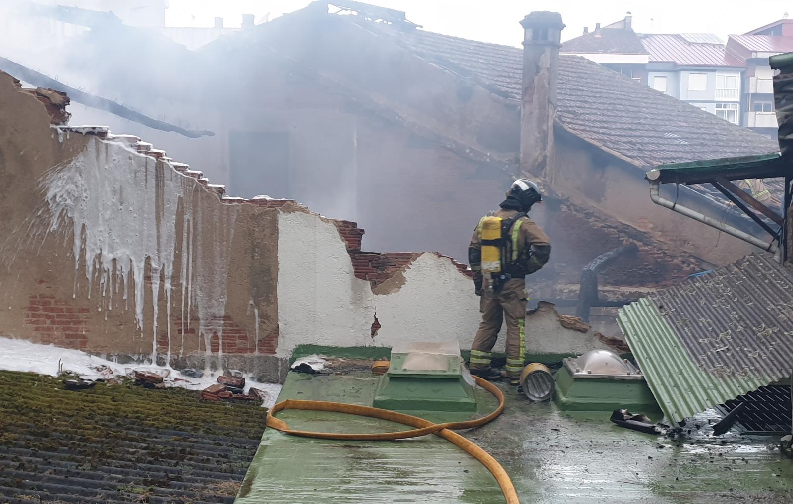 Tareas de extinción de los bomberos esta mañana