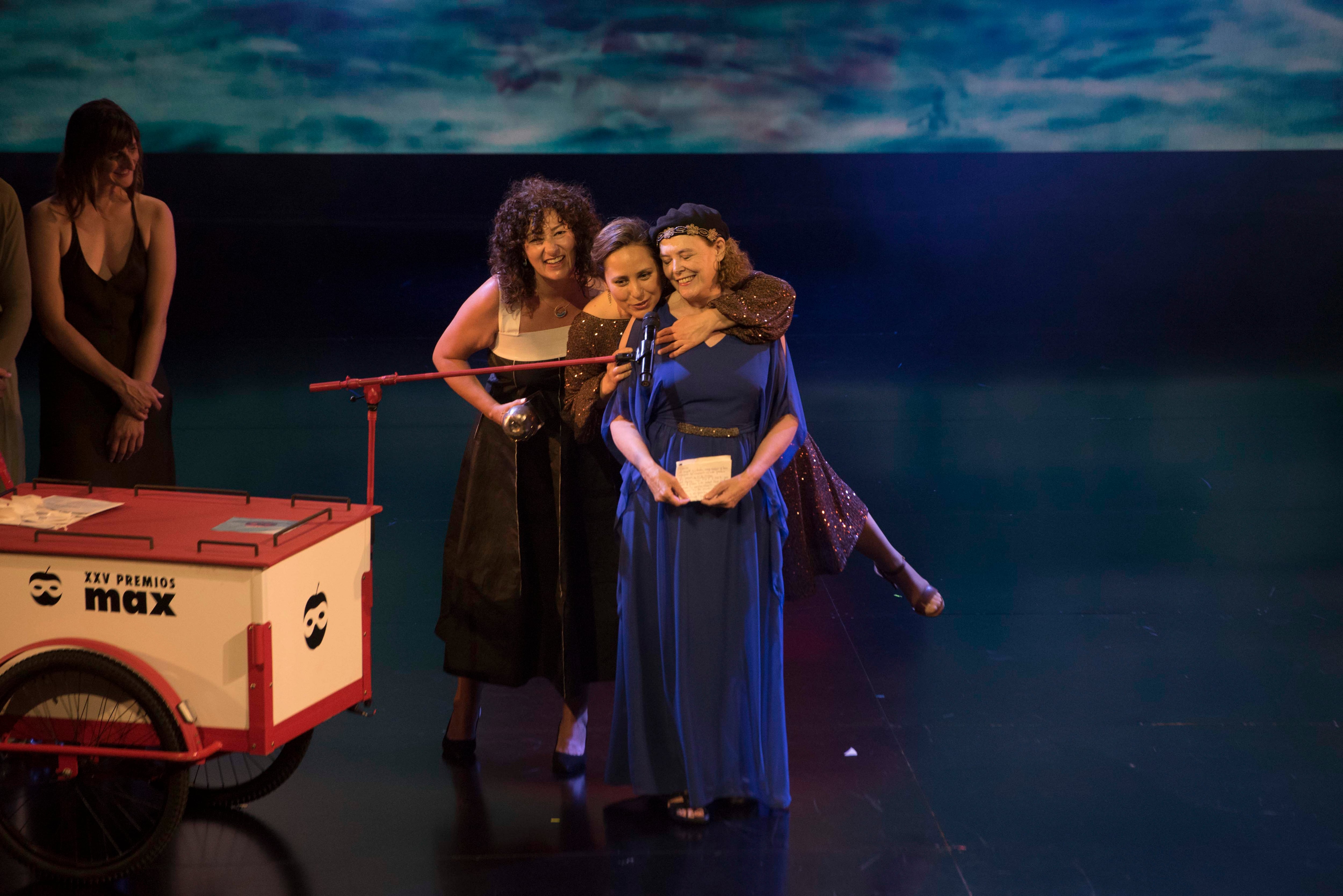 MAHÓN (MENORCA), 06/06/2022.- La directora de teatro Paloma Pedrero (d) recibe el Max Aficionado de carácter social por "Caídos del cielo", durante la gala de los XXV Premios Max de las Artes Escénicas, hoy lunes en el Teatre Principal de Maó (Menorca). EFE/ David Arquimbau Sintes