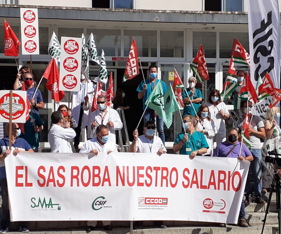 Protestas de los sanitarios este martes a las puertas del Hospital de Jerez